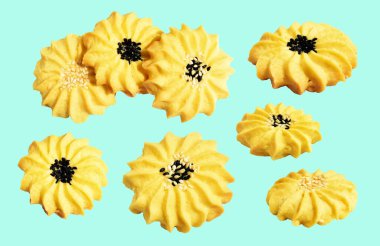 Papatya çiçekli ev yapımı tereyağlı kurabiye. Susam tohumlu. Kırpma yolu ile izole edilmiş.