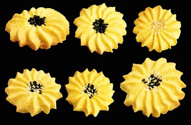 Papatya çiçekli ev yapımı tereyağlı kurabiye. Susam tohumlu. Kırpma yolu ile izole edilmiş.