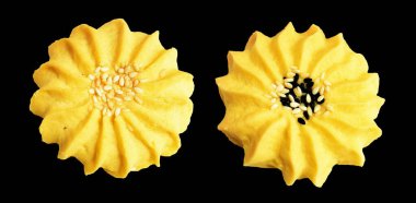 Papatya çiçekli ev yapımı tereyağlı kurabiye. Susam tohumlu. Kırpma yolu ile izole edilmiş.