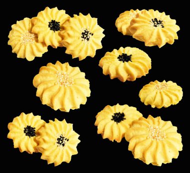 Papatya çiçekli ev yapımı tereyağlı kurabiye. Susam tohumlu. Kırpma yolu ile izole edilmiş.