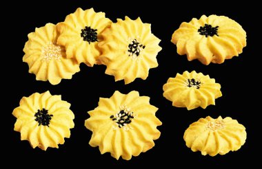 Papatya çiçekli ev yapımı tereyağlı kurabiye. Susam tohumlu. Kırpma yolu ile izole edilmiş.