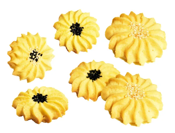 Papatya çiçekli ev yapımı tereyağlı kurabiyeler. Susam tohumlu. Kırpma yolu ile izole edilmiş.