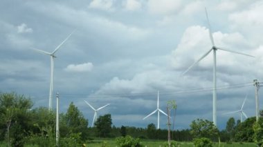 Rüzgâr türbini sahada.