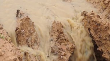 Yoğun yağış 45 'liğinden su akar.