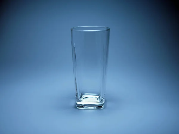 Leeg Glas Een Blauwe Achtergrond — Stockfoto