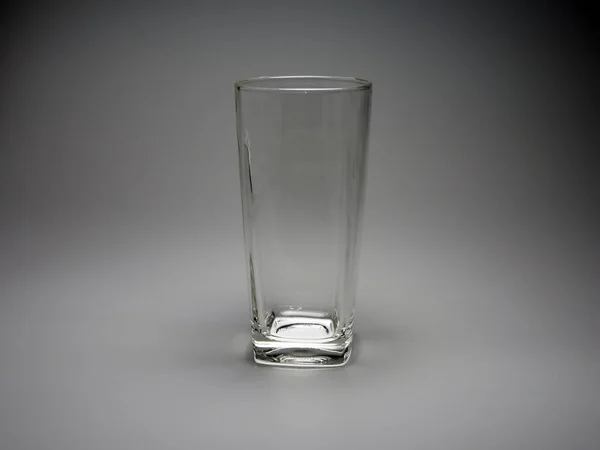 灰色背景下的空杯子 — 图库照片