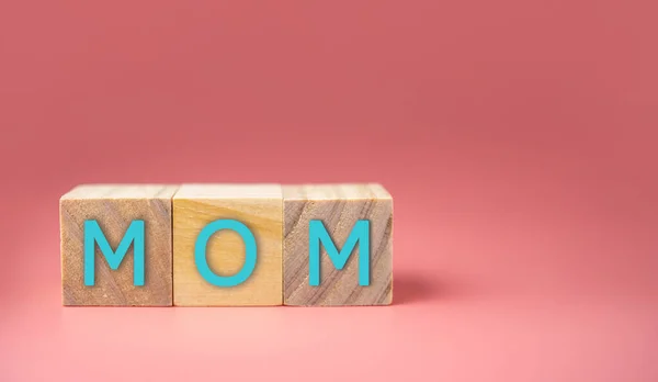 Mom Word Wooden Cube Розовом Фоне Концепция Дня Матери — стоковое фото