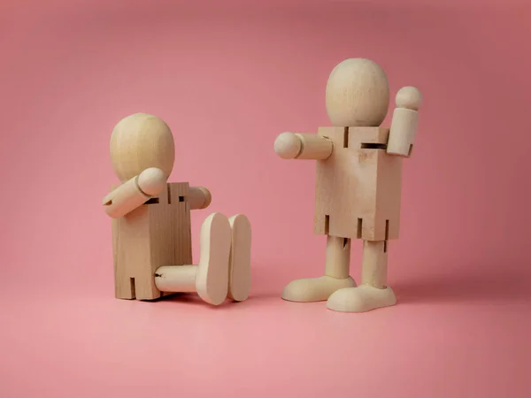 ピンクの背景に2体の木製人形が座って立っているトークジェスチャー木製人形からの社会的接触の概念 — ストック写真