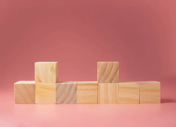 Cubo Madera Sobre Fondo Rosado Para Poner Nuevas Ideas Imagen —  Fotos de Stock