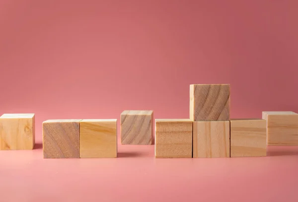 粉色背景上的木制立方体为了把新的想法变成现实 — 图库照片