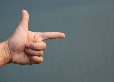 Mavi arka planda insan eli işaret parmağı sembolü var. Reklam işleri için..