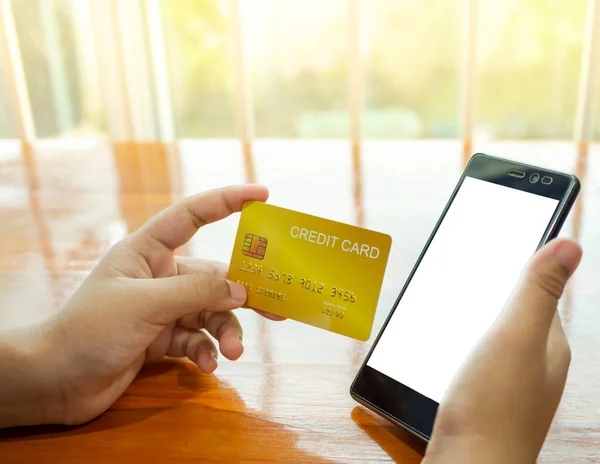 Online Shopping Concept Met Menselijke Hand Houden Smartphone Creditcard Houten — Stockfoto