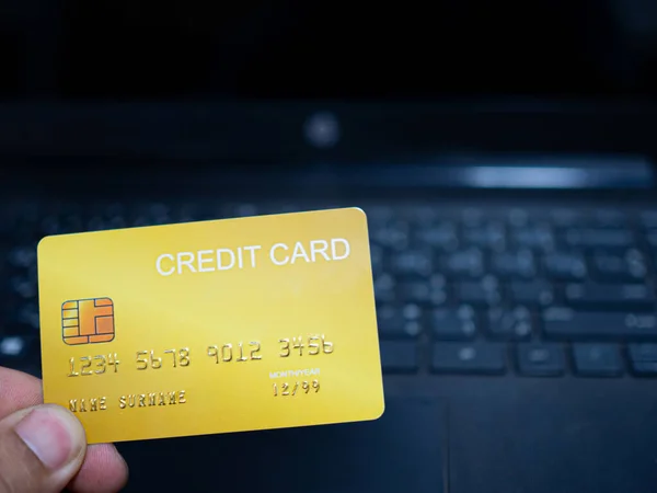 Online Winkelen Concept Close Menselijke Handen Met Een Creditcard Notebook — Stockfoto