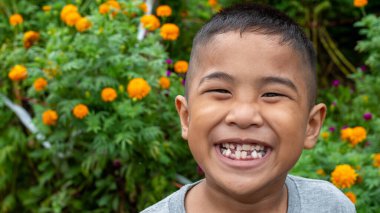 Arka planda gülümseyen bir çocuk..