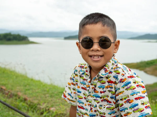 Asian Boy Sitting Wearing Glasses Background Reservoir Tourist Attractions Thailand — Stock Photo, Image