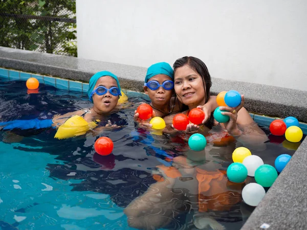 Retrato Una Madre Hijo Jugando Pelota Piscina —  Fotos de Stock