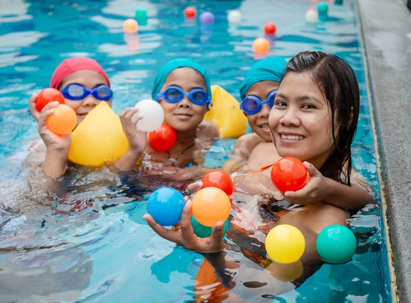 Retrato Una Madre Sus Hijos Jugando Pelota Piscina —  Fotos de Stock