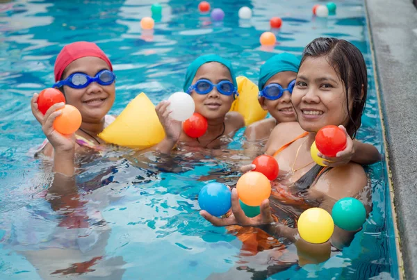 Retrato Una Madre Sus Hijos Jugando Pelota Piscina —  Fotos de Stock