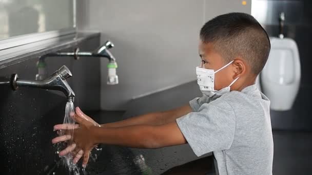 Een Jongen Met Een Beschermend Masker Handen Wassen Openbare Toiletten — Stockvideo