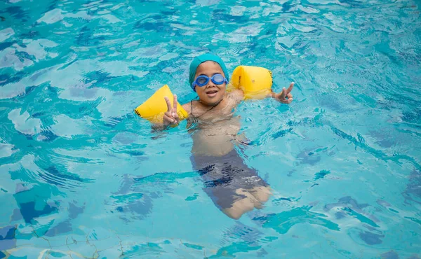 Niño Practicando Natación Piscina —  Fotos de Stock