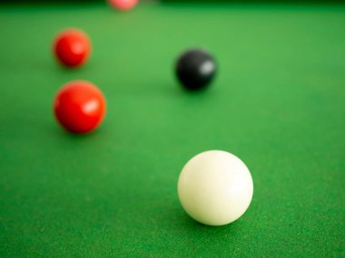 Bilardo topu Yeşil bilardo masasında