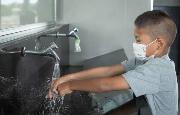 Chłopiec Masce Mycie Rąk Publicznych Toaletach — Zdjęcie stockowe