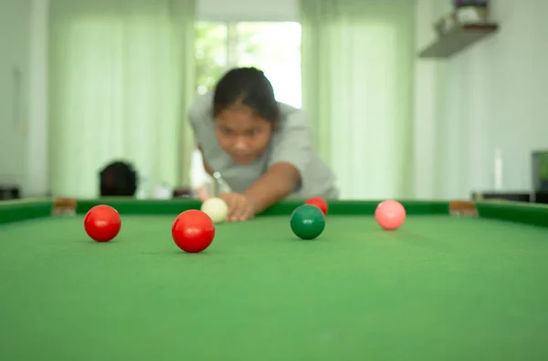 Kırmızı Bilardo Topu Arka Planda Bilardo Oynayan Biri — Stok fotoğraf