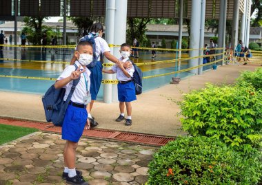 Prachinburi, Tayland 14 / 08 / 2020 Öğrenci İllüstrasyonları tekrar okula geliyor. Corona virüsünün salgını nedeniyle uzun bir süre okuldan sonra.