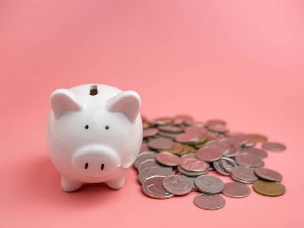 Witte Spaarpot Met Een Stapel Munten Een Roze Achtergrond Spaargeld Stockfoto