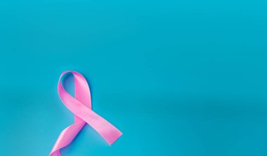 Mavi arkaplandaki pembe kurdele kanser farkındalığını iletir. Dünya Kanser Günü konsepti.