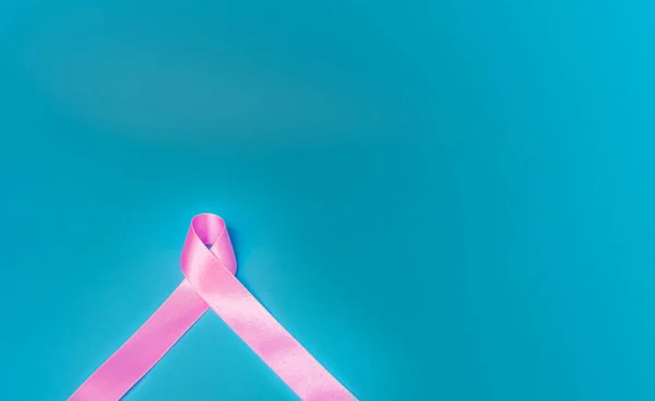 Roze Lint Een Blauwe Achtergrond Bewust Van Kanker Wereldkankerdag Concept — Stockfoto