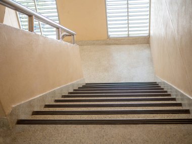 Merdivenlerden inmeden önce üstten bak..