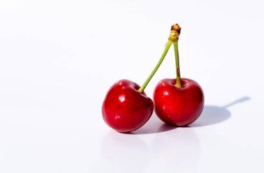 Beyaz arka plan üzerinde izole taze kiraz