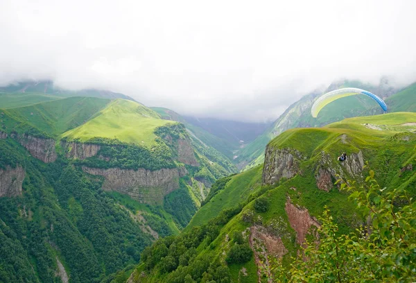 Paragliding Přes Zelené Horské Údolí Gudauri Kavkaz Gruzie — Stock fotografie