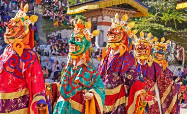 Mongar, Butan 'daki festivalde maskeli dansçılar 