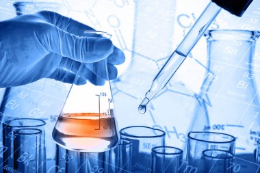 Laboratuar cam kaplamalı bilim adamı elinde matara.