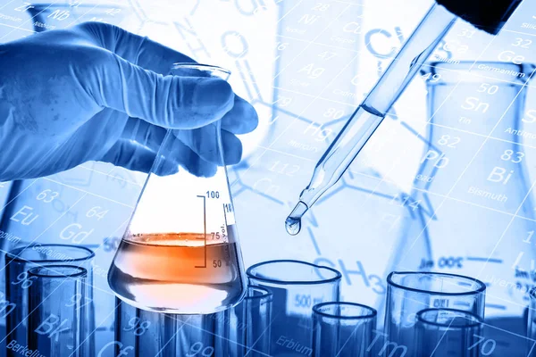 Laboratuar cam kaplamalı bilim adamı elinde matara.