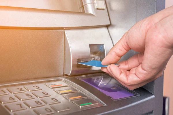 Banka makinesine para çekmek için ATM kartı yerleştiriliyor