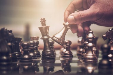 Fikirler, rekabet ve strateji için satranç tahtası konsepti, iş başarısı konsepti.