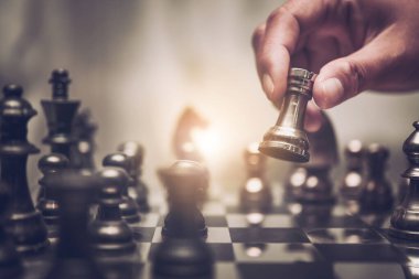 Fikirler, rekabet ve strateji için satranç tahtası konsepti, iş başarısı konsepti.