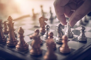 Fikirler, rekabet ve strateji için satranç tahtası konsepti, iş başarısı konsepti.