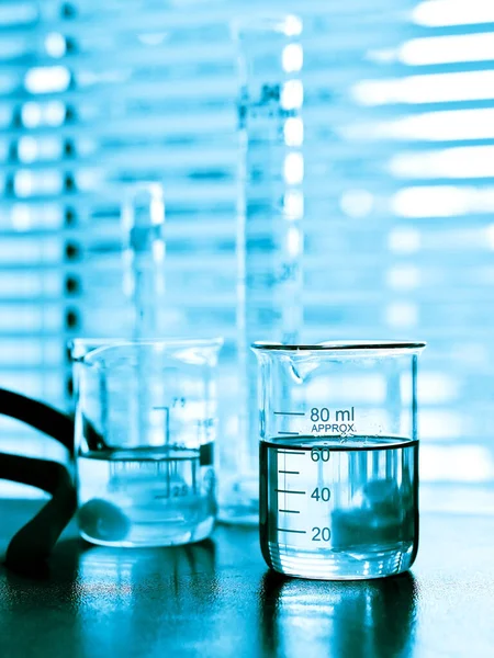 Wyroby Laboratoryjne Szklane Zawierające Płyn Chemiczny Zapleczem Laboratoryjnym Koncepcją Badań — Zdjęcie stockowe
