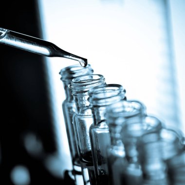 Laboratuvar araştırması, deney tüpüne sıvı atma, laboratuvar kimya bilimi araştırma ve geliştirme konsepti..