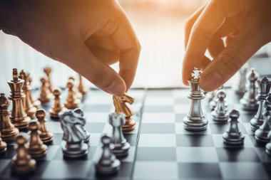 Fikirler ve rekabet ve strateji için satranç tahtası konsepti, iş başarısı konsepti, iş rekabeti planlama takım çalışması stratejik konsepti. 