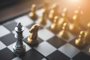 Fikirler ve rekabet ve strateji için satranç tahtası konsepti, iş başarısı konsepti, iş rekabeti planlama takım çalışması stratejik konsepti. 