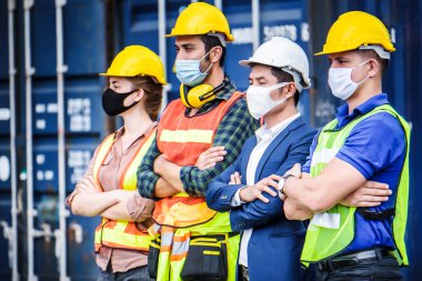 Mühendisler konteynır avlusunda birlikte durup çapraz silahlanıyorlar ve kargo nakliye gemisinden ithalat ve ihracat için konteynır kutusunu kontrol ediyorlar. Takım çalışması konsepti 