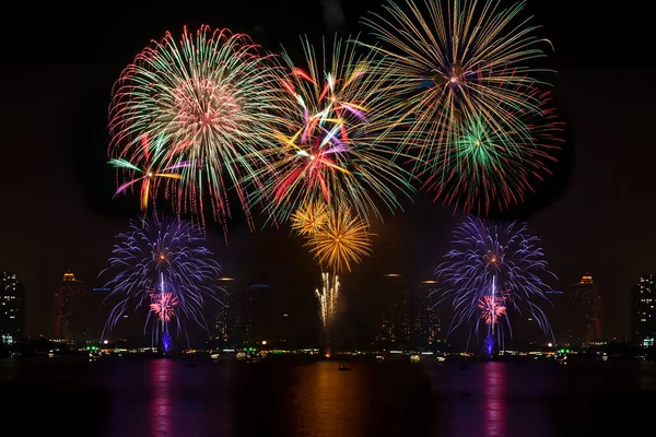 Verbazingwekkende Mooie Kleurrijke Vuurwerk Weer Geven Feestavond Tonen Het Strand — Stockfoto