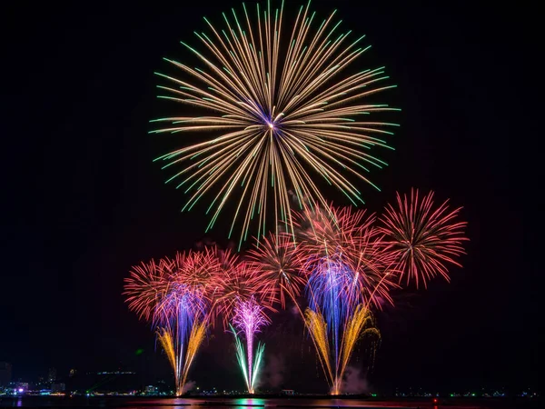 Verbazingwekkende Mooie Kleurrijke Vuurwerk Weer Geven Feestavond Tonen Het Strand — Stockfoto