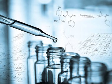Laboratuvar araştırması, deney tüpüne sıvı bırakma. Laboratuvarda kimyasal sıvı içeren test tüpü, laboratuvar kimyası veya bilimsel araştırma ve geliştirme konsepti.