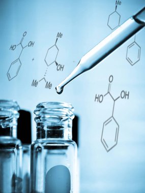 Laboratuvar araştırması, deney tüpüne sıvı bırakma. Laboratuvarda kimyasal sıvı içeren test tüpü, laboratuvar kimyası veya bilimsel araştırma ve geliştirme konsepti.